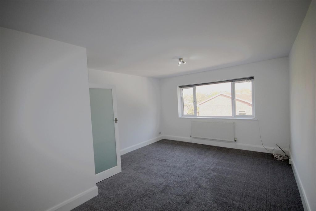 Property photo 2 of 9 Spacious Studio Room