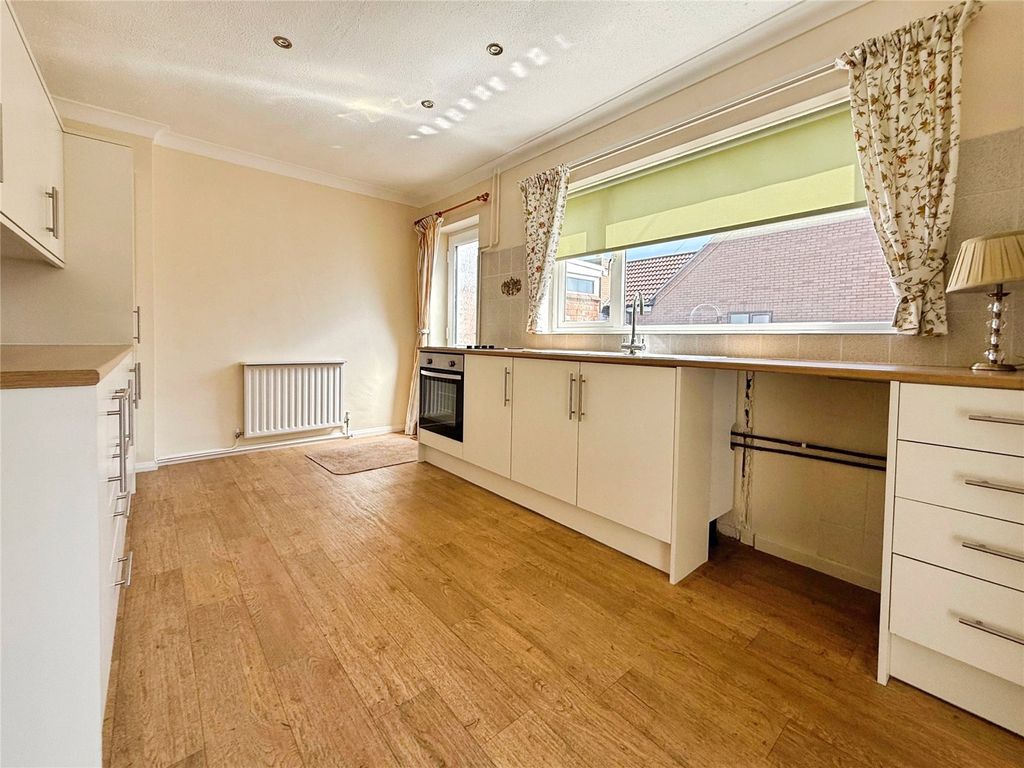 Property photo 3 of 17 Kitchen