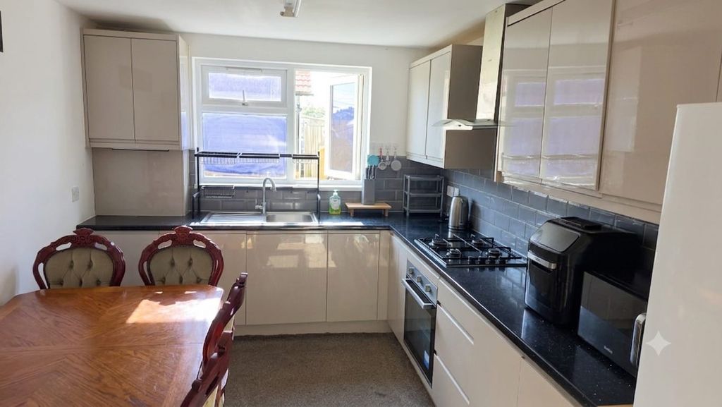 Property photo 3 of 9 Kitchen