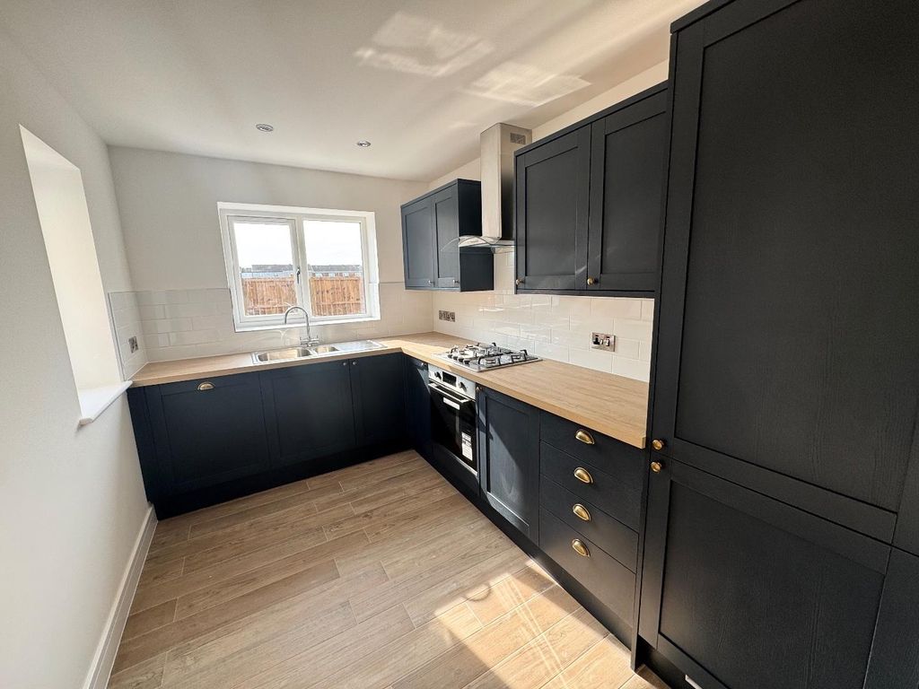 Property photo 3 of 12 Kitchen
