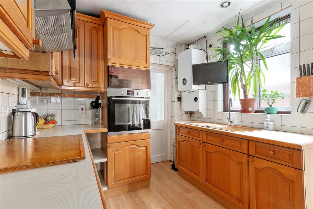 Property photo 3 of 10 Kitchen