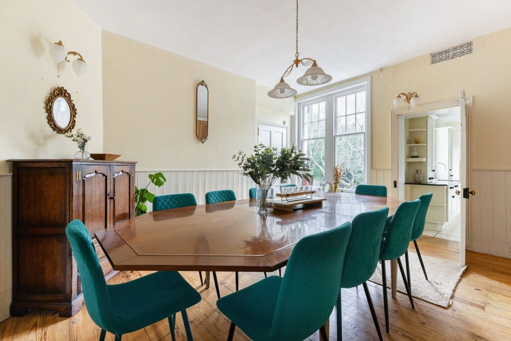 Property photo 2 of 23