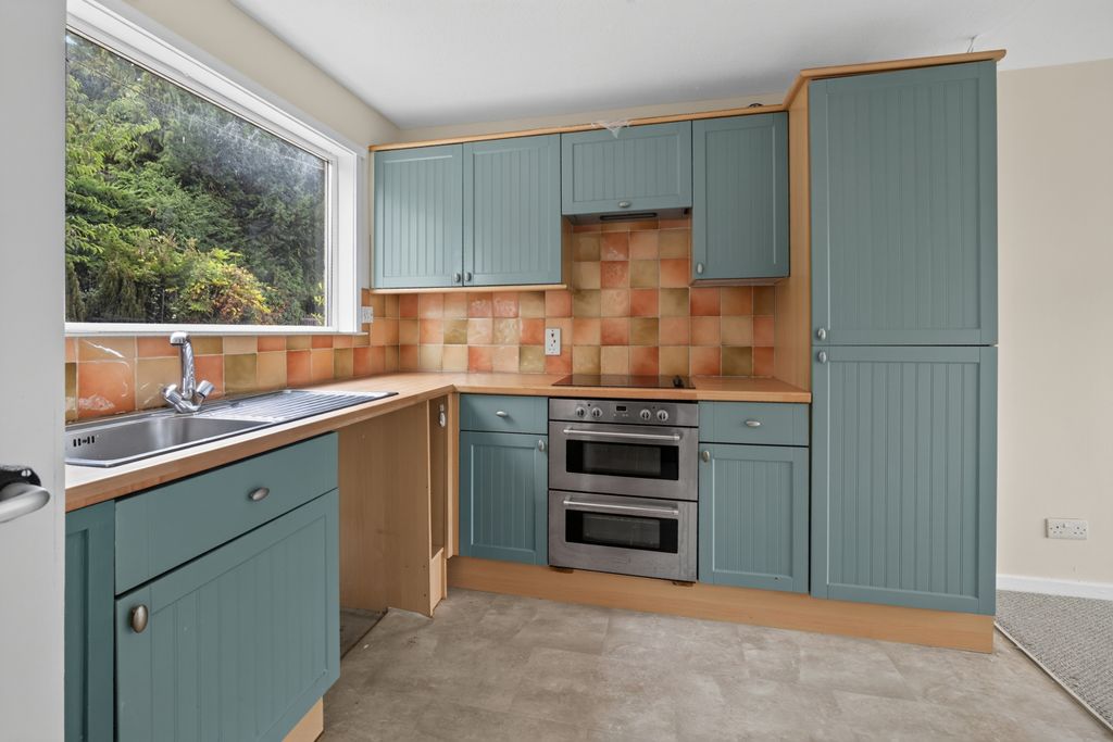 Property photo 2 of 9 Kitchen