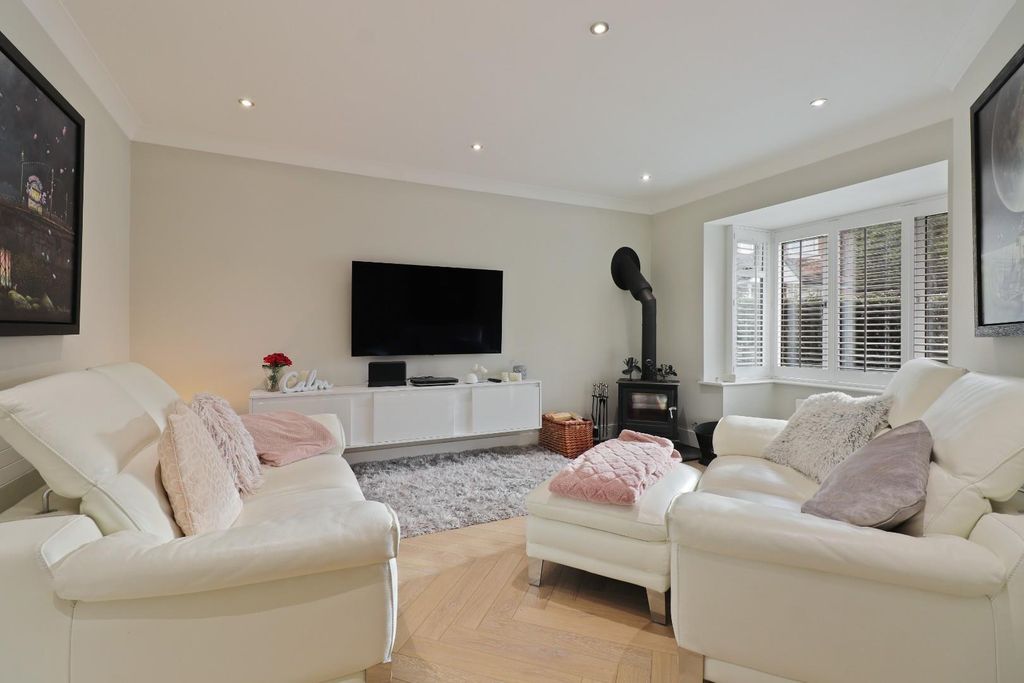 Property photo 2 of 34 Lounge