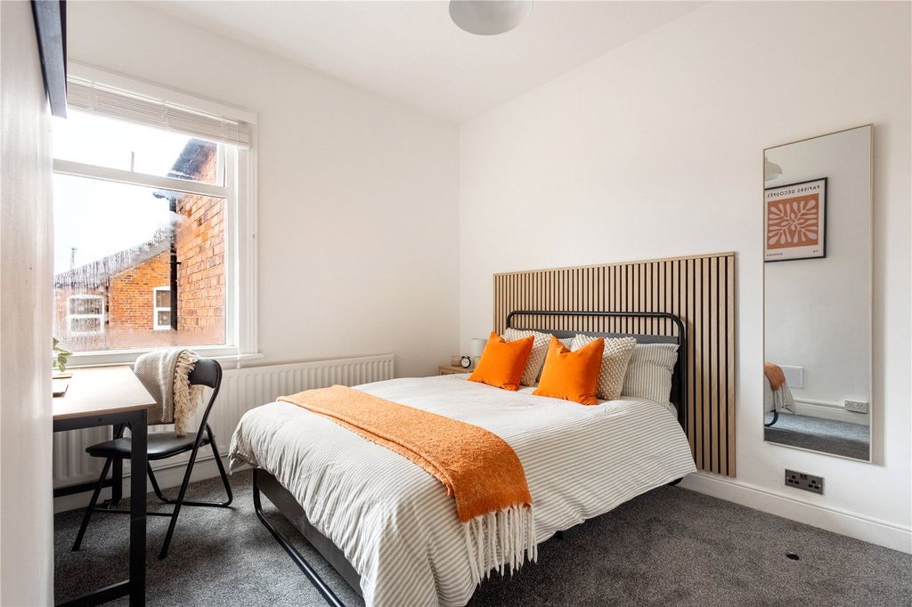 Property photo 1 of 23 Room 3