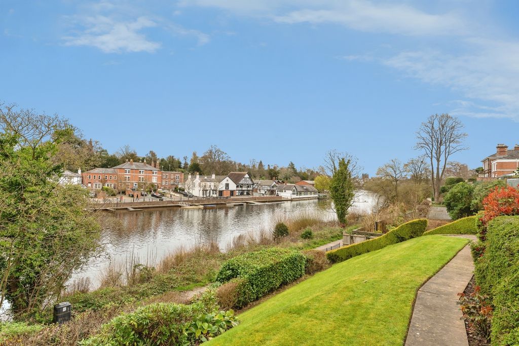 Property photo 3 of 36 Communal Garden