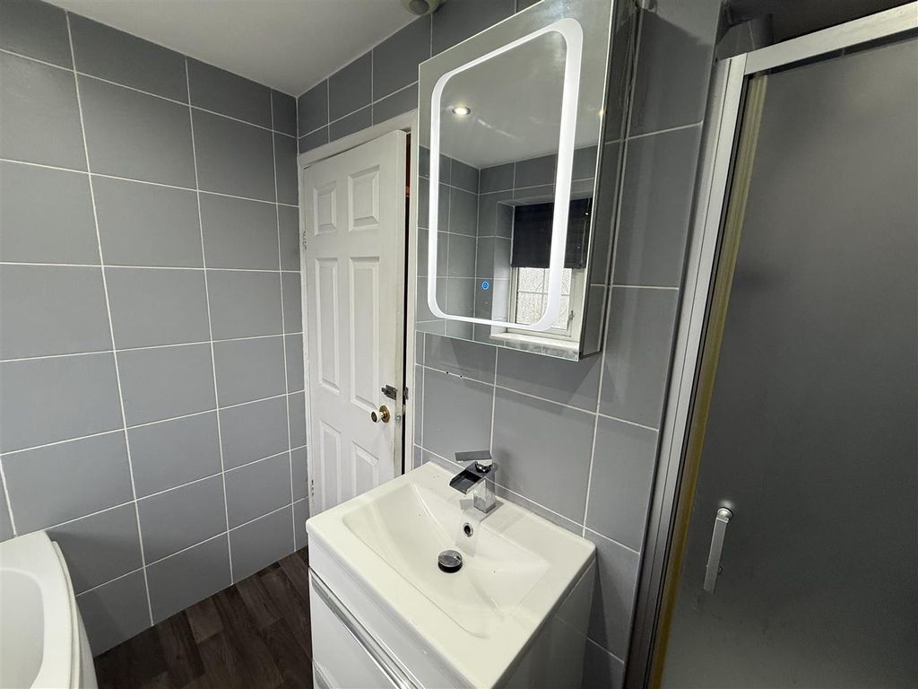 Property photo 2 of 32 Bathroom 1.3