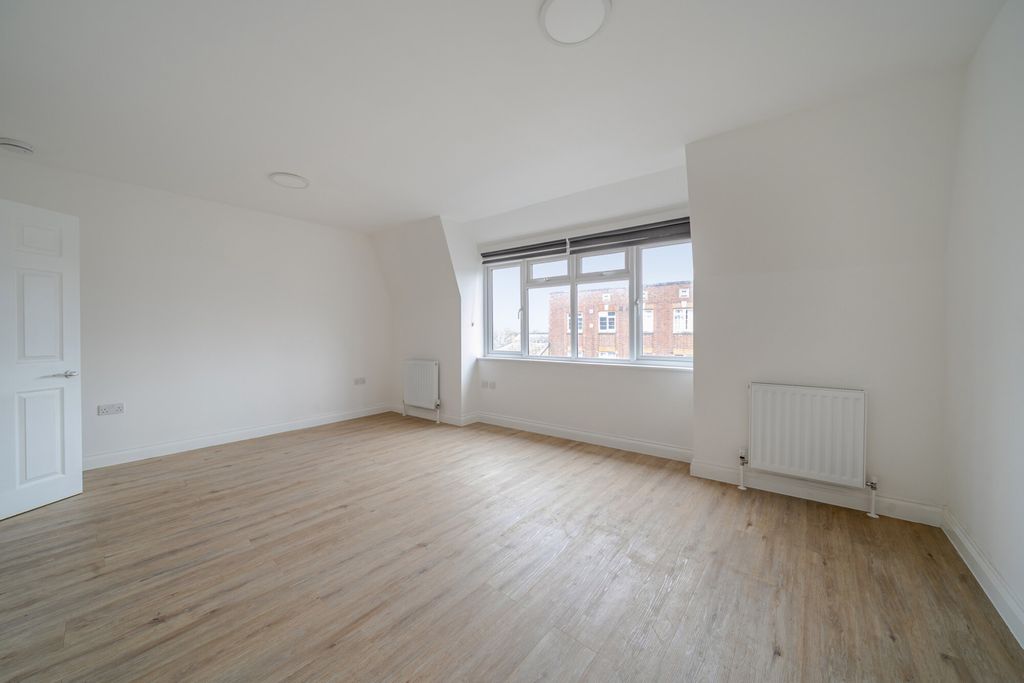 Property photo 3 of 18 1415397-3-698c636...