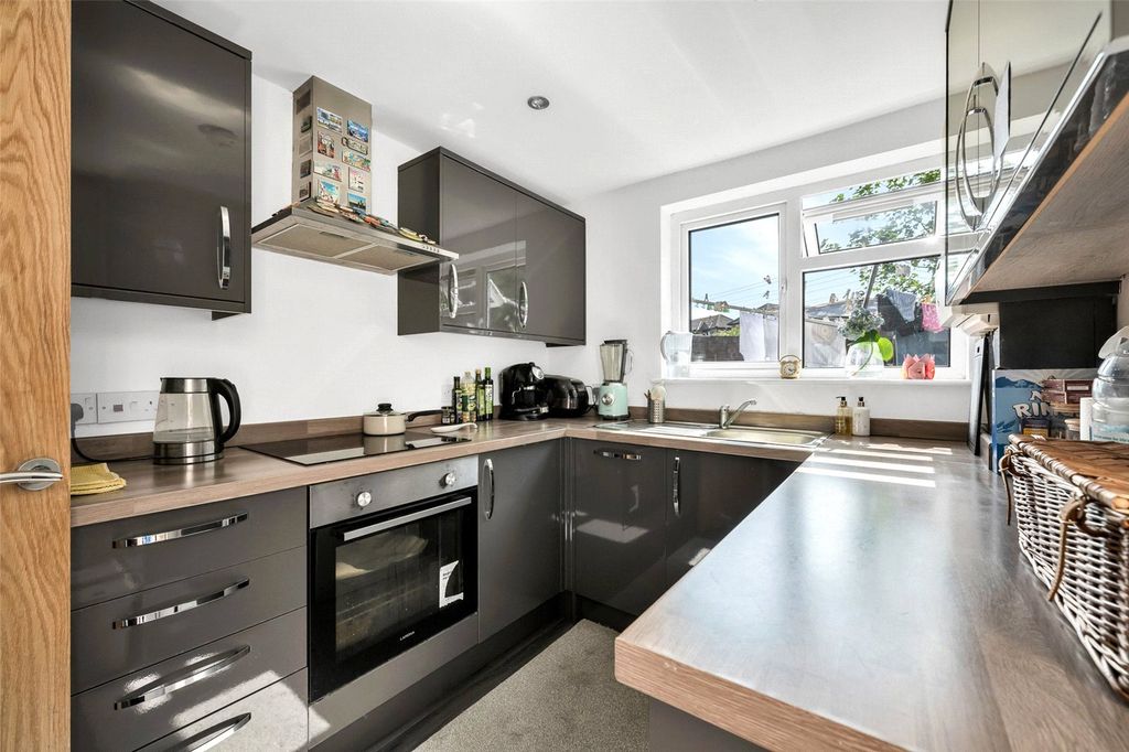 Property photo 2 of 12 Kitchen