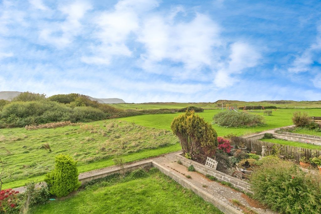 Property photo 2 of 17 Photo