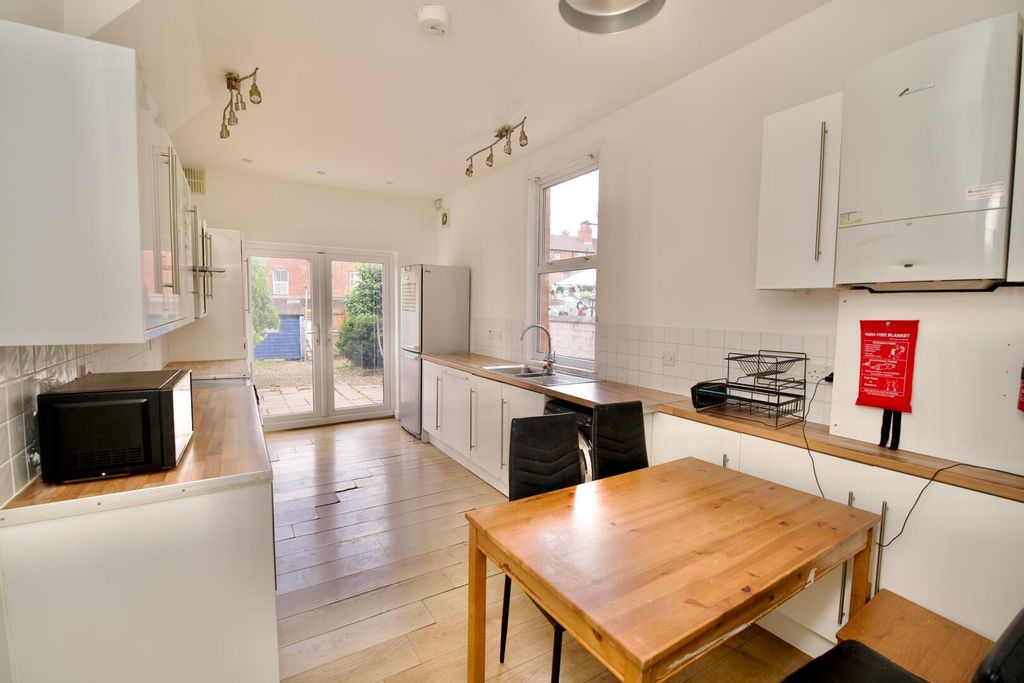 Property photo 2 of 11 Kitchen