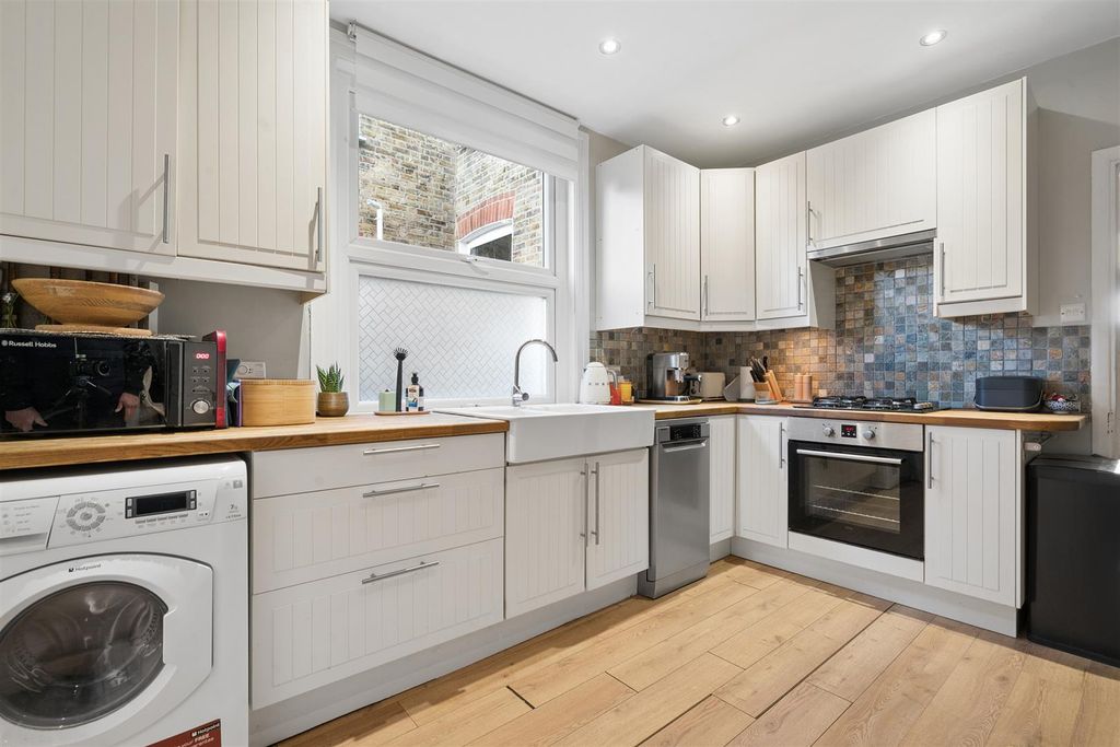 Property photo 2 of 14 21 Bruce Road Cr4 Kitchen 3.Jpg