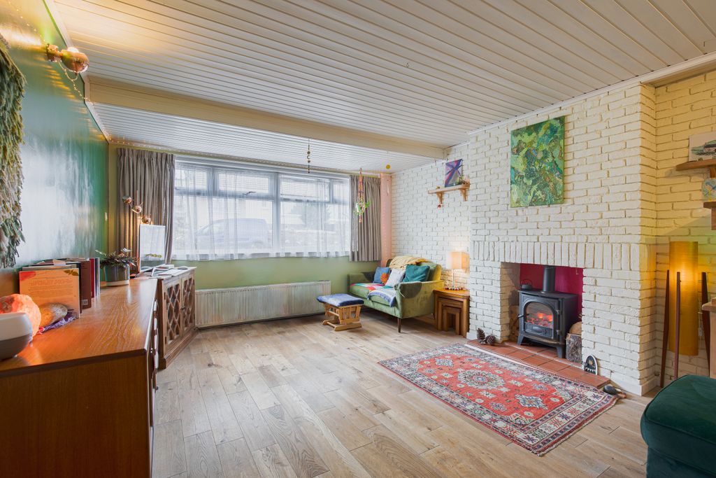 Property photo 3 of 25 Living1