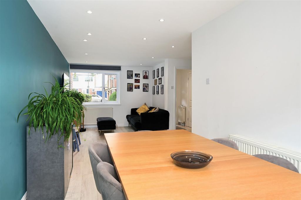 Property photo 3 of 11 Kennet Close