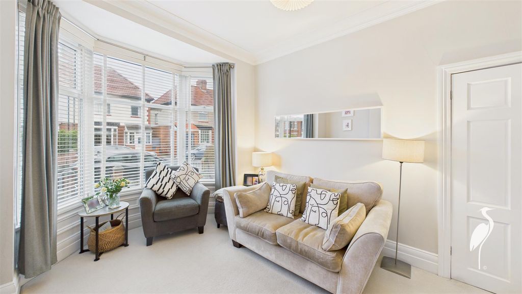 Property photo 3 of 24 Lounge