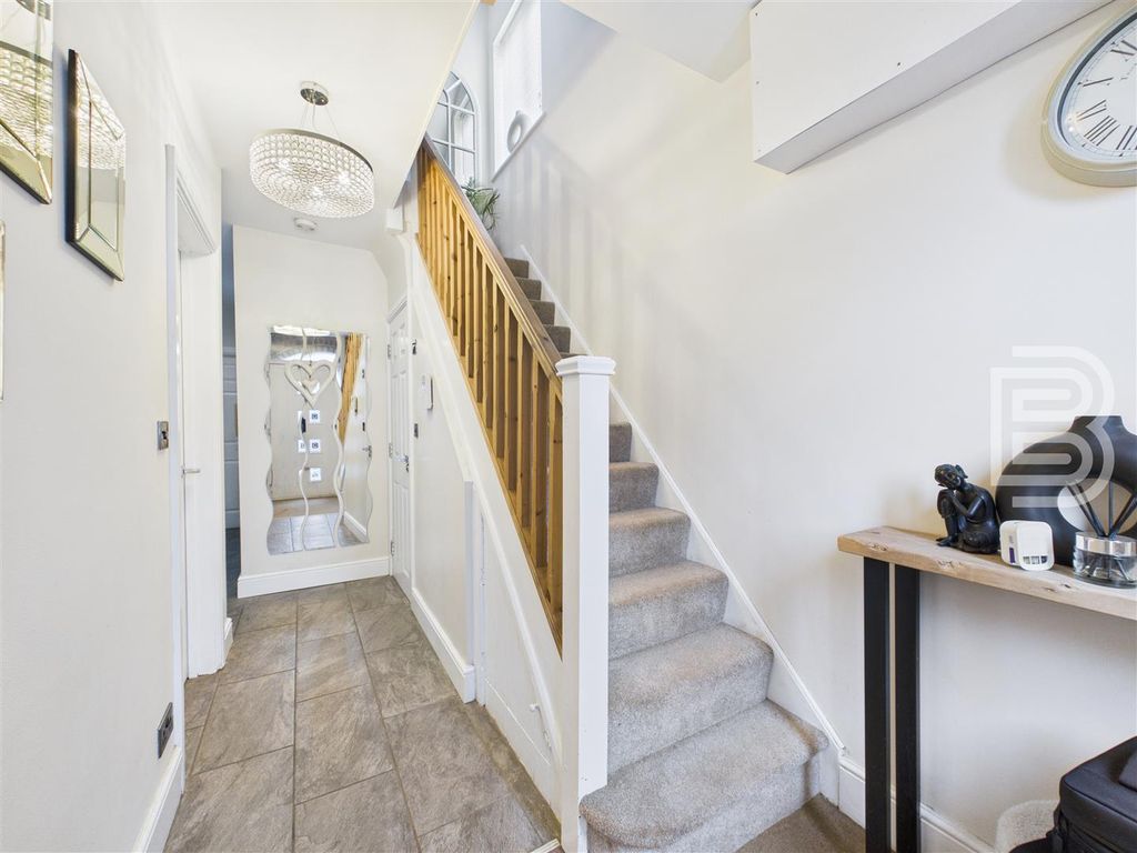 Property photo 3 of 18 Entrance Hall.Jpg