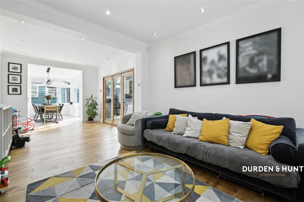 Property photo 3 of 30 Roding Avenue
