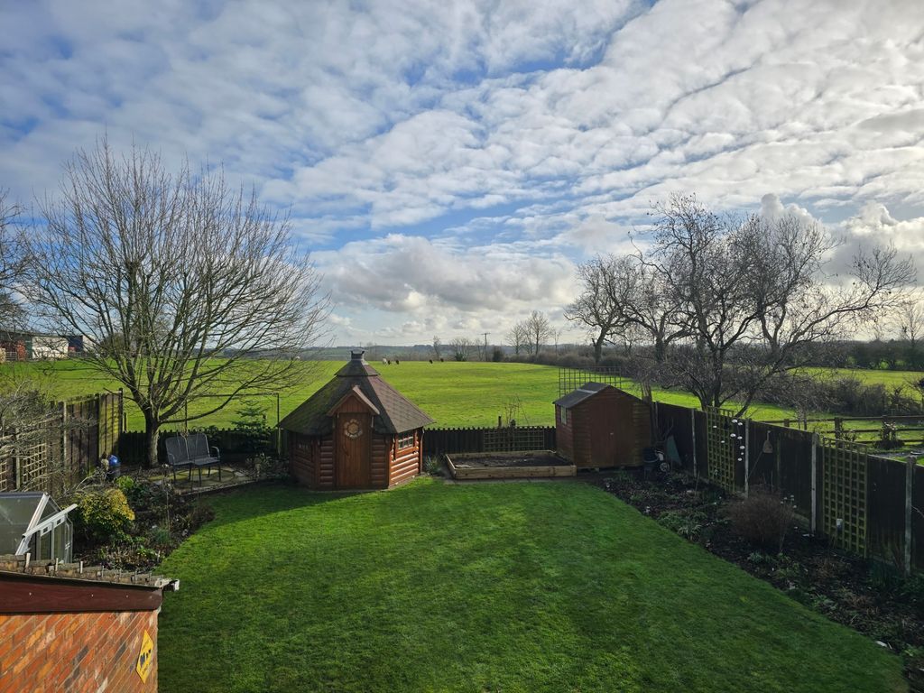 Property photo 3 of 15 Grove Farm Close