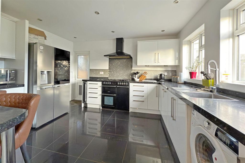 Property photo 3 of 11 Kitchen/Breakfast Room