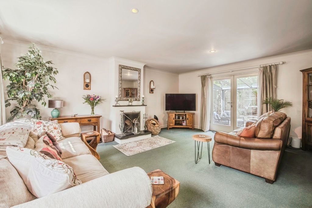 Property photo 2 of 32 Pbox-Img.Jpg