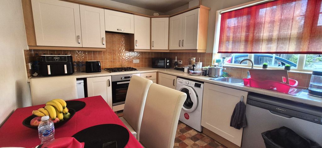 Property photo 3 of 7 Kitchen