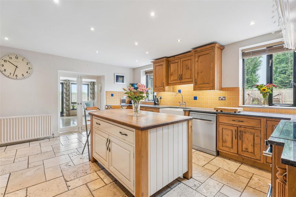 Property photo 3 of 31 Kitchen