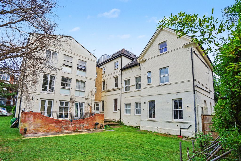 Property photo 3 of 15 Flat 11, 21 Streatham Common North, Streatham, London, Sw16 3Hj
