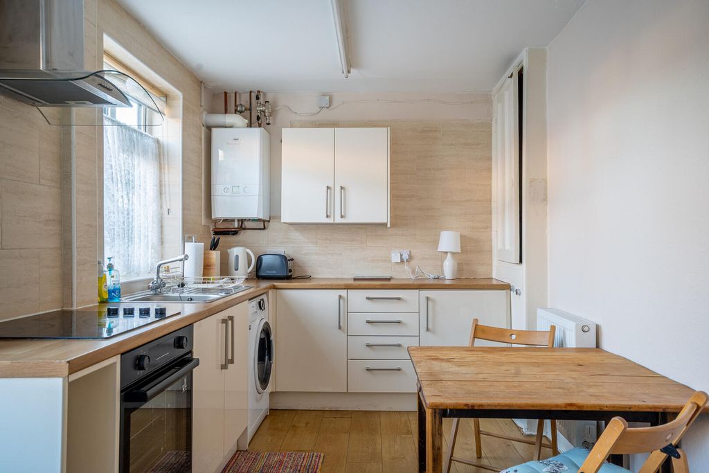 Property photo 3 of 11 Kitchen