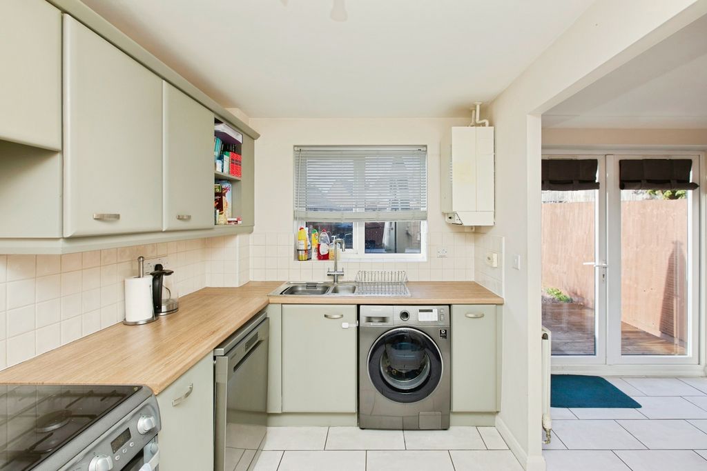 Property photo 3 of 19 Kitchen