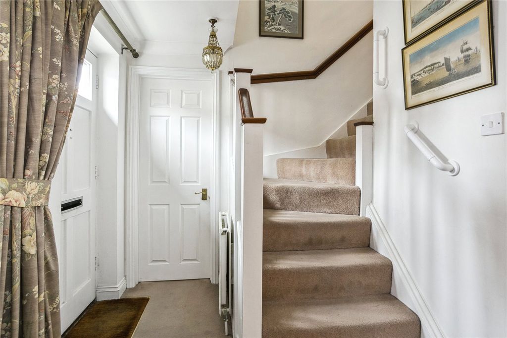 Property photo 2 of 10 Entrance Hall