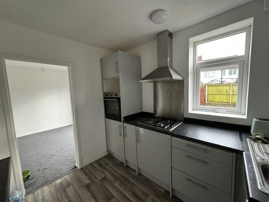 Property photo 3 of 7 Kitchen