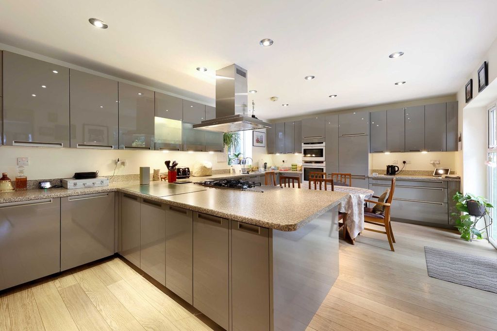 Property photo 2 of 25 Picture No. 24