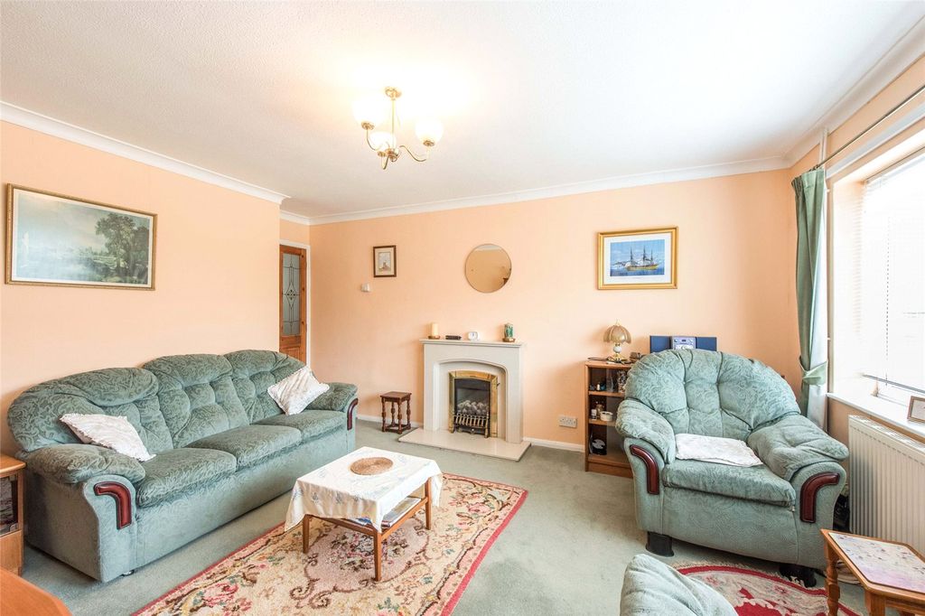 Property photo 3 of 15 Lounge