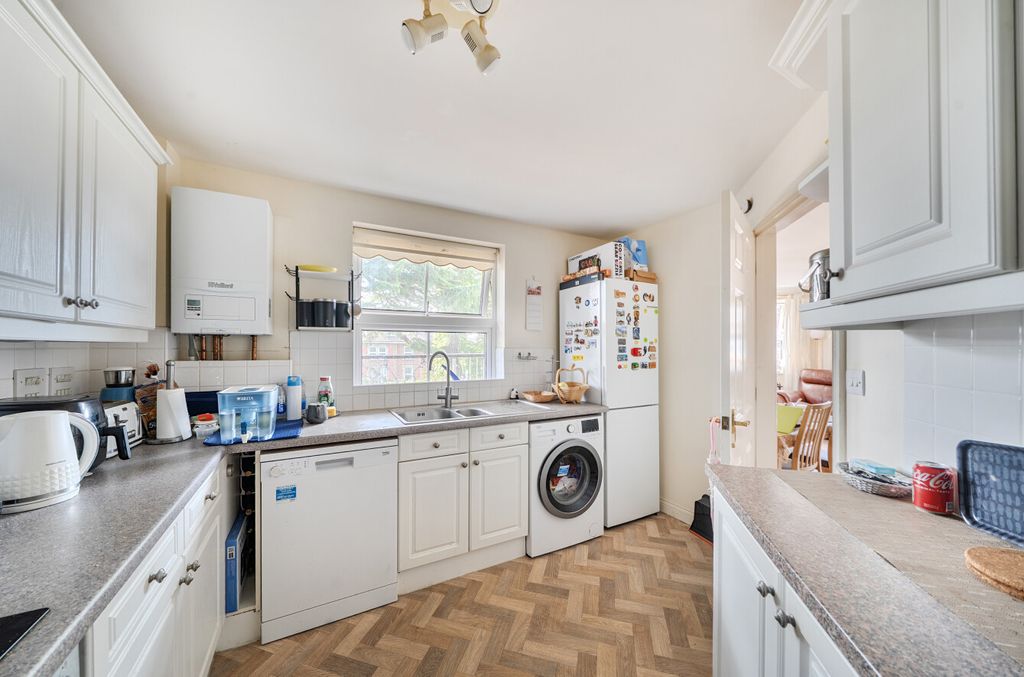 Property photo 3 of 13 1496682-15-6A60Eb...