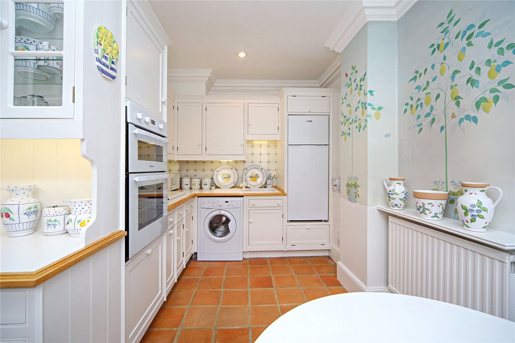 Property photo 3 of 7 Kitchen