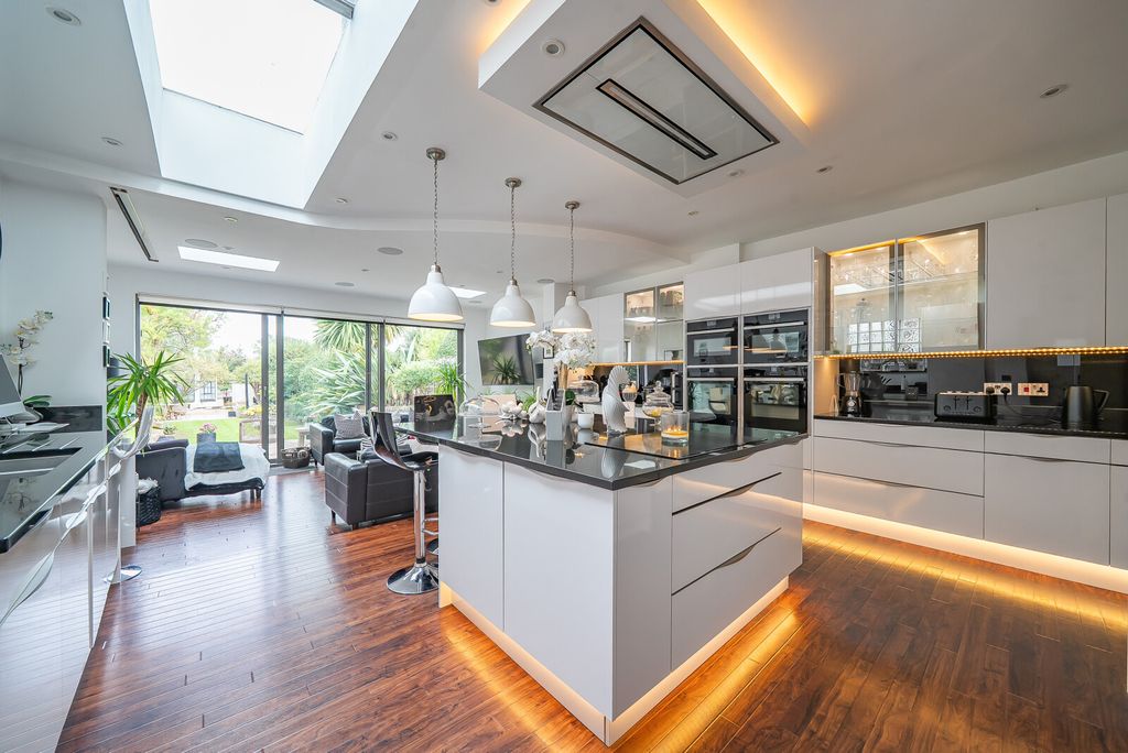 Property photo 3 of 18 1359097-8-68De896...