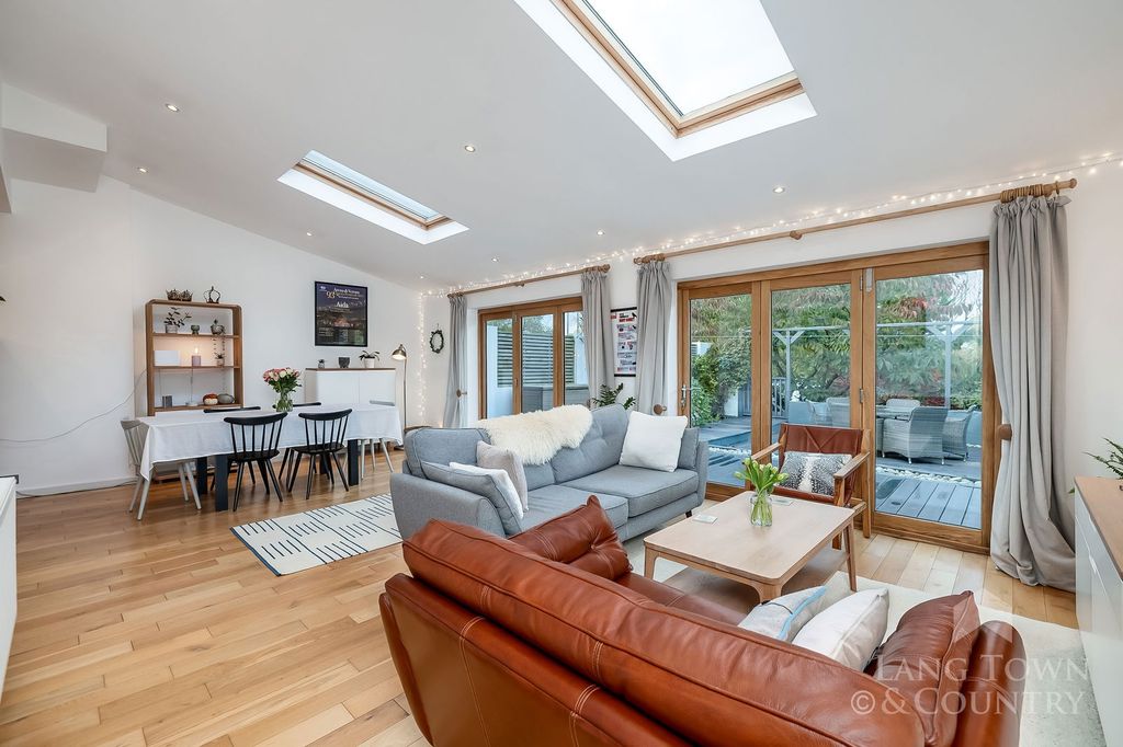 Property photo 1 of 32