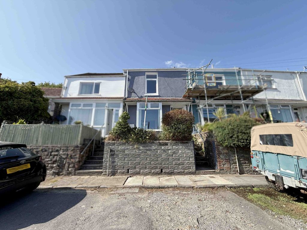 Property photo 1 of 13 2 Bedroom Terraced House With Stunning Sea Views To Rent