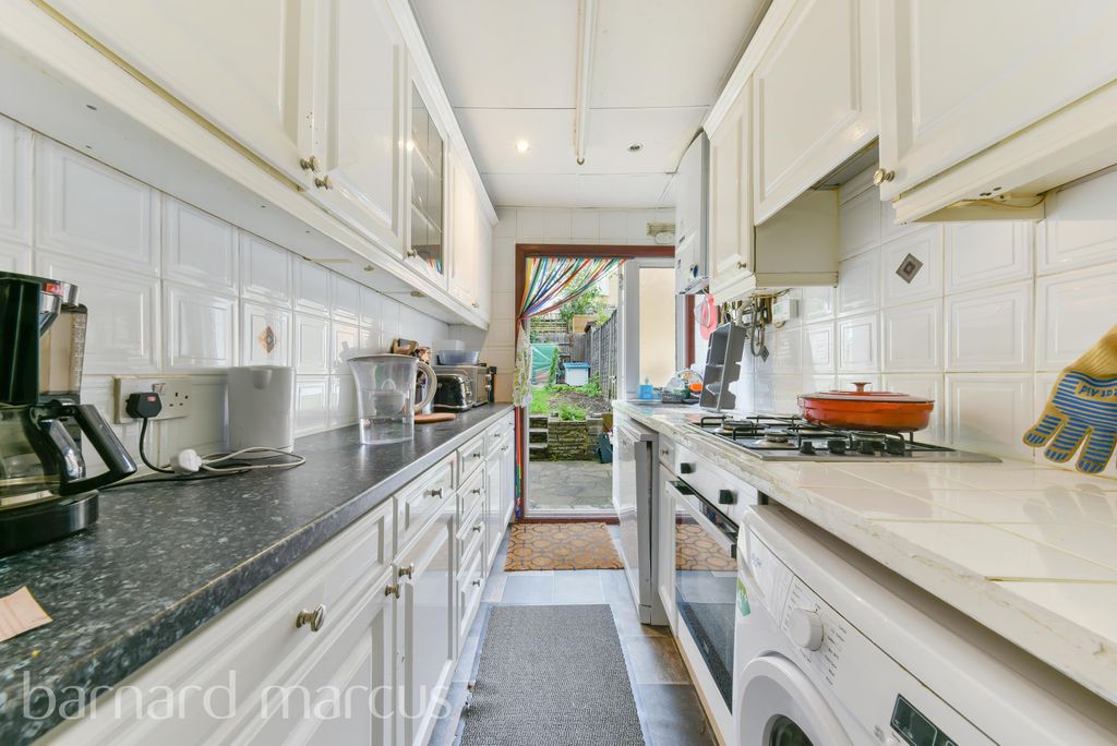 Property photo 2 of 8 Kitchen