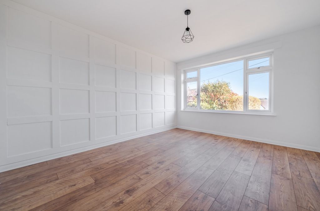 Property photo 3 of 18 Spacious Lounge