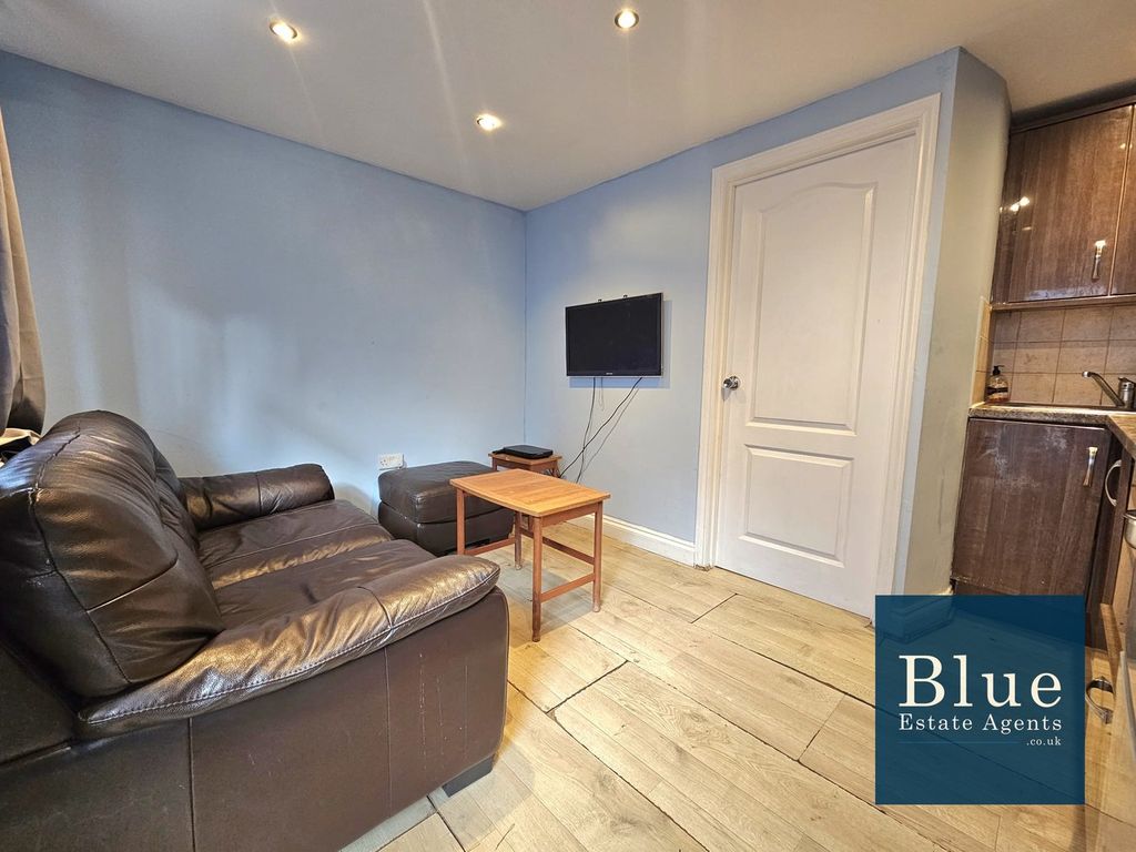 Property photo 1 of 7 Lounge Area