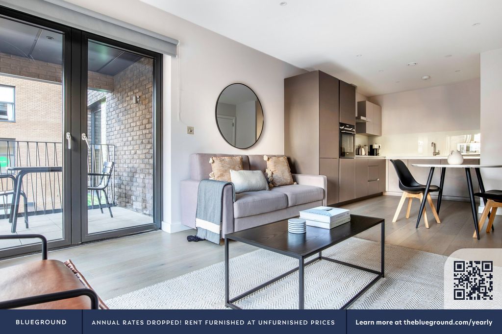 Property photo 3 of 30 Living Room