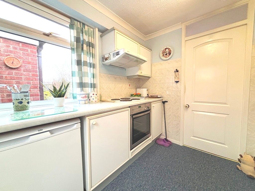 Property photo 3 of 10 Kitchen