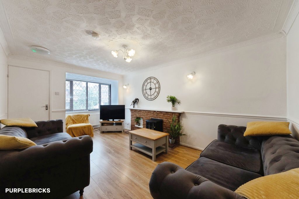 Property photo 3 of 11 Lounge