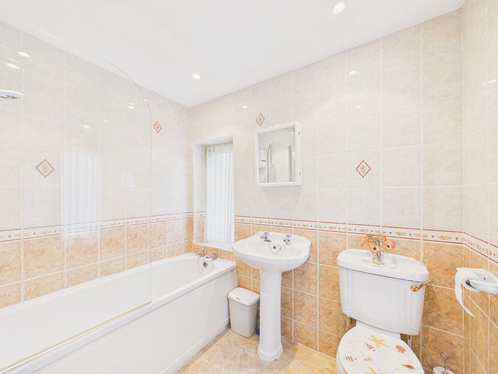 Property photo 3 of 12 Bathroom