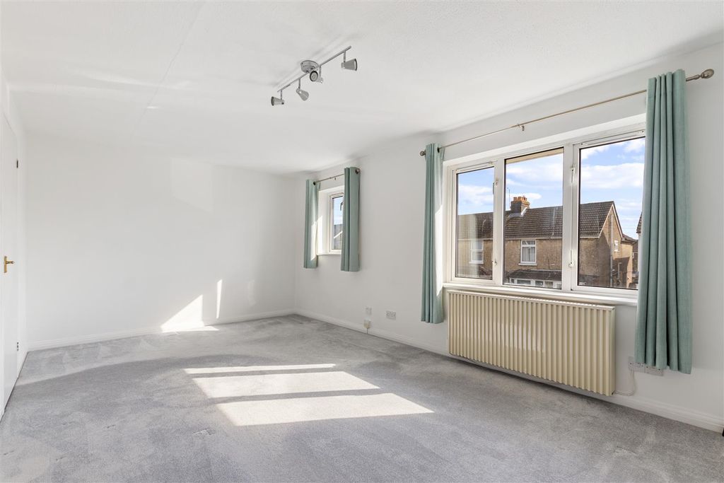 Property photo 3 of 7 Living Room