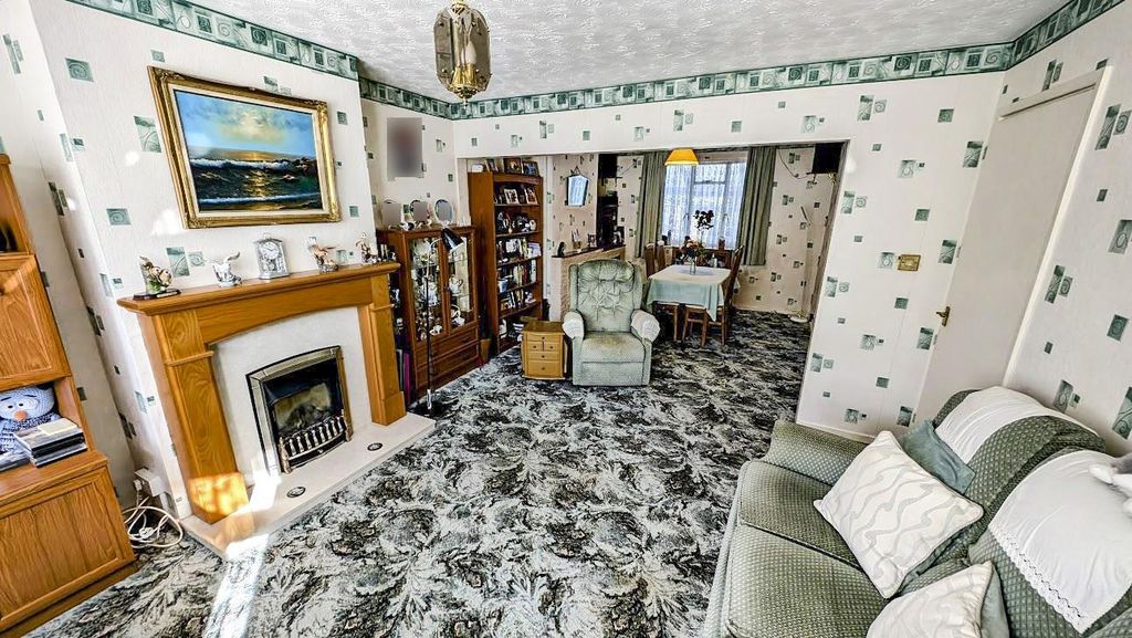 Property photo 3 of 18 2 Tyndale Ave Lounge 3.Jpg