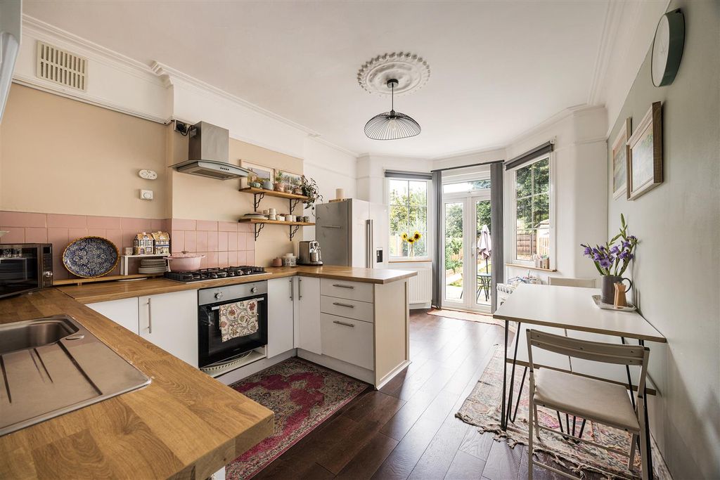 Property photo 3 of 33 Kings Road, E11