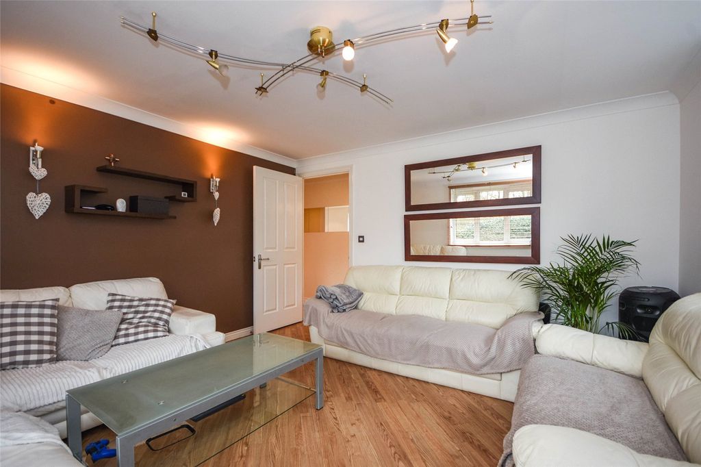 Property photo 3 of 14 Lounge