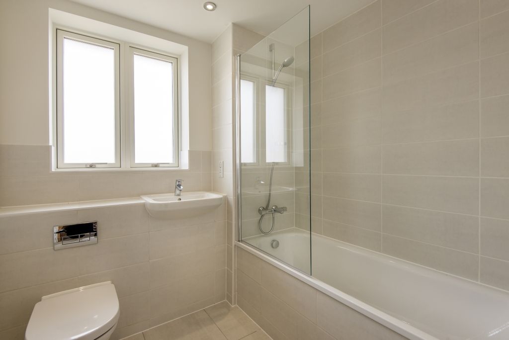 Property photo 3 of 9 Bathroom2